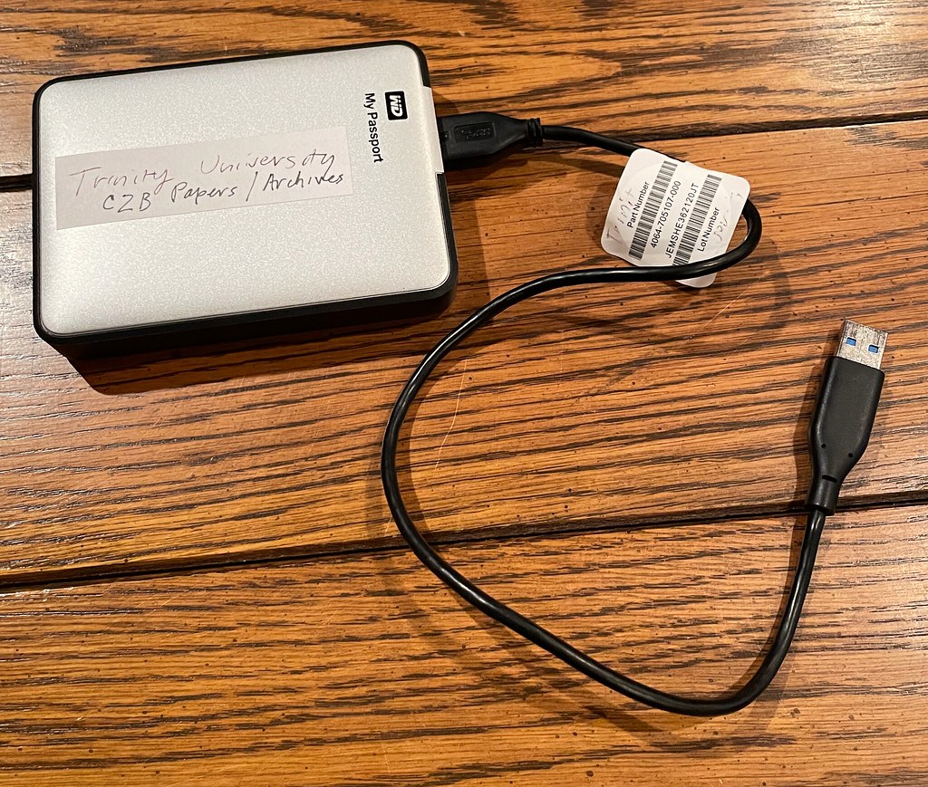 外付けハードディスクを使い、書き出した動画データの容量を管理している様子